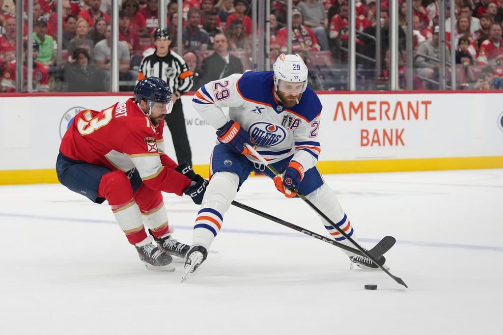 Bundestrainer Marco Sturm sieht für Leon Draisaitl (r) und den Edmonton Oilers wenig Chancen auf den Stanley-Cup-Triumph.