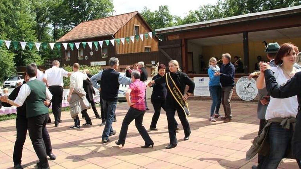 Tampetee beim Heimburger Schützenfest auf der "Horst". Mit diesem traditonellen Tanz wird am 14. Juni 2025 das Samstagabendprogramm eingeläutet.