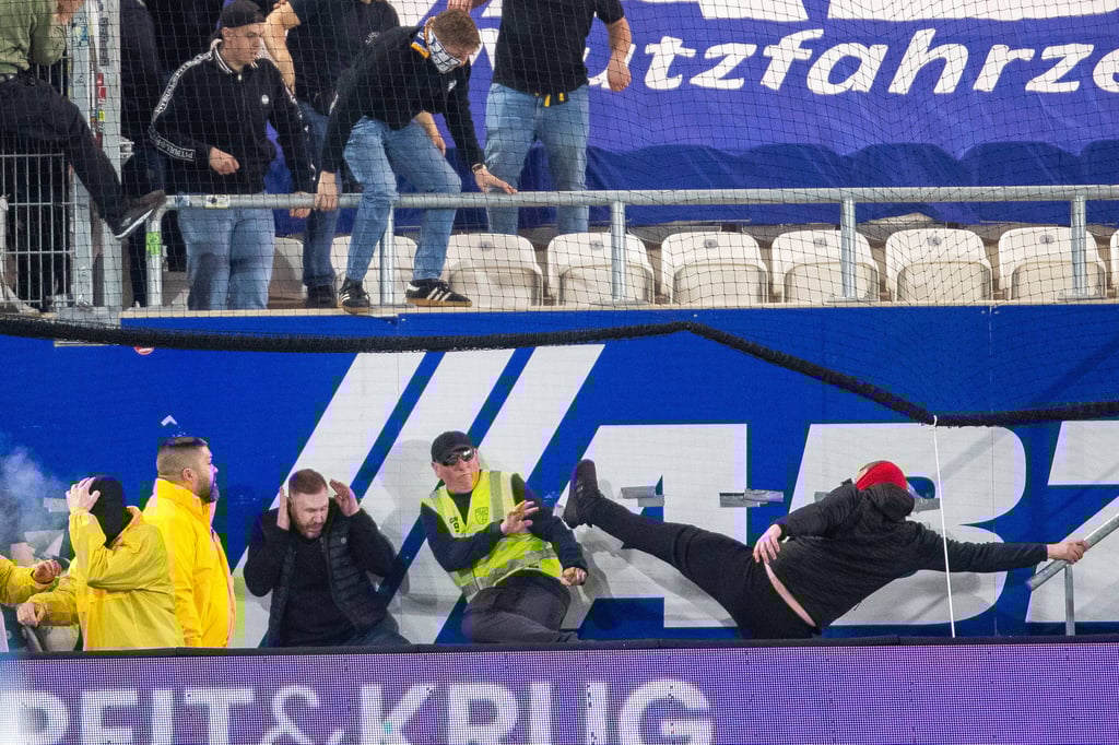 Die HFC-Chaoten gingen mit Schlägen und Tritten auf Ordner los.