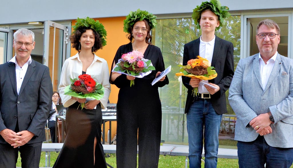 Die Abiturienten Lilli Hagnbuchner (v.l.), Enna Lohmann und Bennet Frohwein wurden für ihre herausragenden Leistungen mit der Hermann-Medaille ausgezeichnet. Die Medaillen wurden von Lutz Schmidt und Axel Hauschild (r.) vom Förderverein des Gymnasiums überreicht.