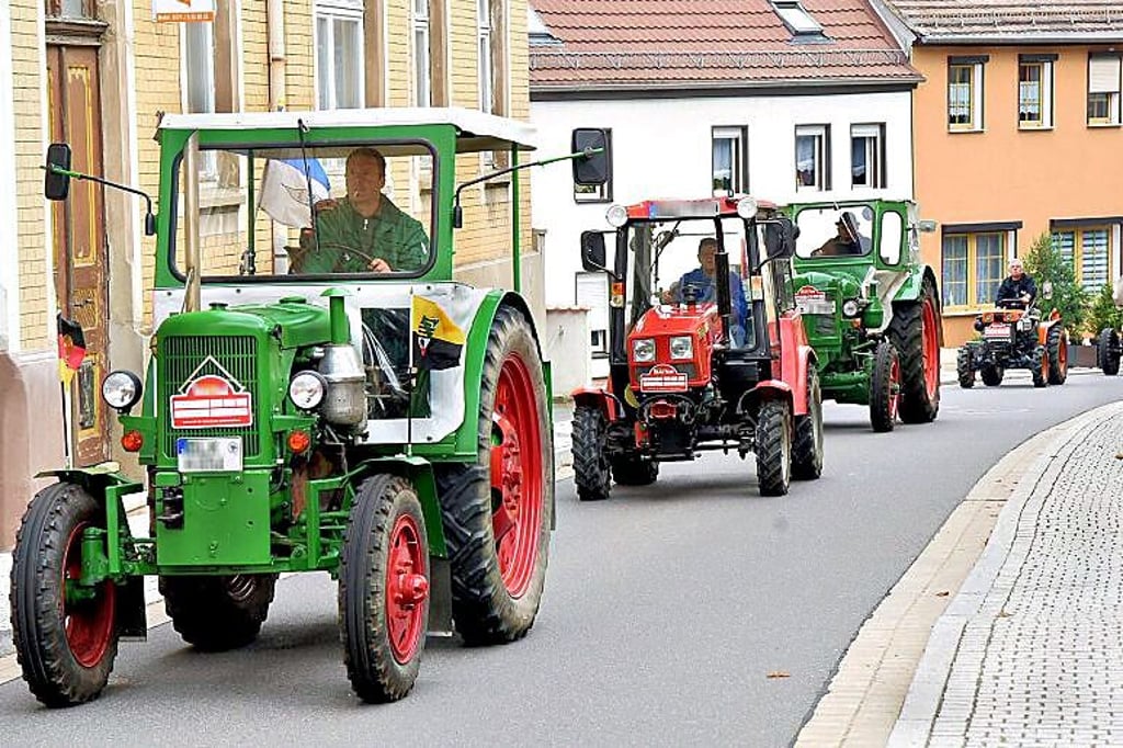 Am Sonnabend rollen beim 11. Treckertreffen, hier ein Foto von 2018, Traktoren durch Osterfelds Straßen bis Goldschau.