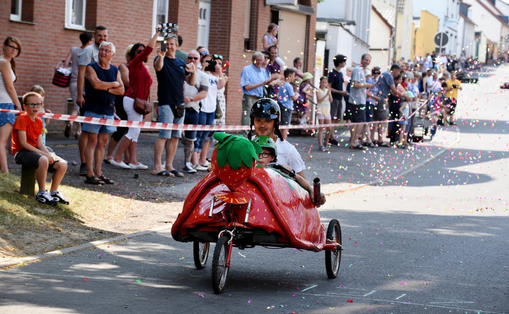 Das Seifenkistenrennen ist eine Tradition des Schrotefestes. Vor dem Start muss sich jeder Teilnehmer einem Sicherheitscheck unterziehen.