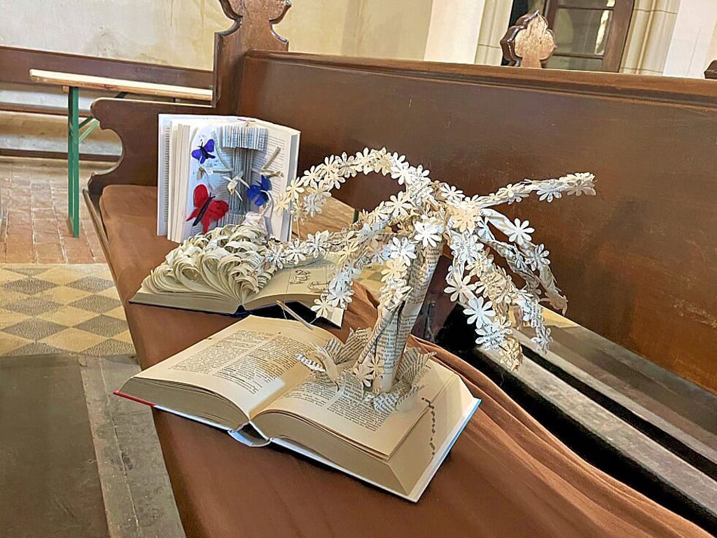 Dieses kreative Buchkunstwerk von Vivian Hübner (vorn) und weitere Arbeiten entstanden im Kunstunterricht.