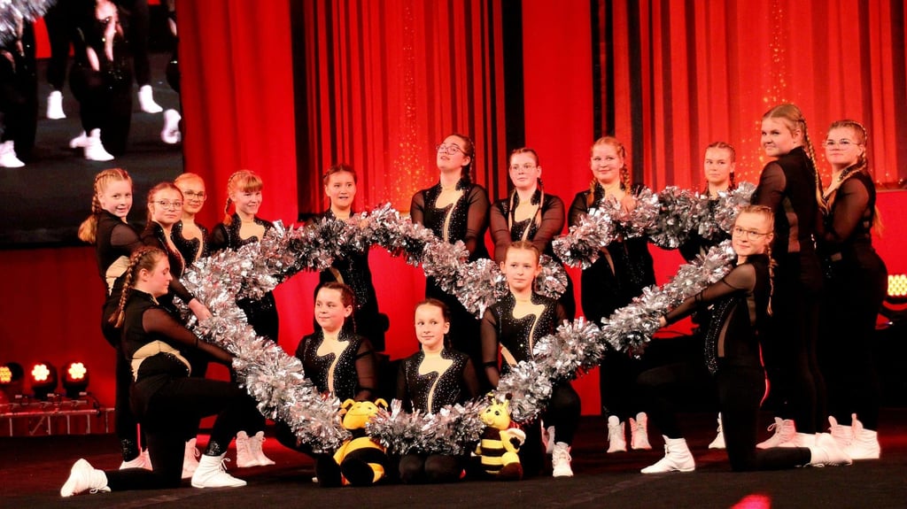 Das ältere Team der "Happy Bees"-Cheerdancer beendet seine Choreografie mit einem Herz aus Pompons.