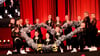Das ältere Team der "Happy Bees"-Cheerdancer beendet seine Choreografie mit einem Herz aus Pompons.