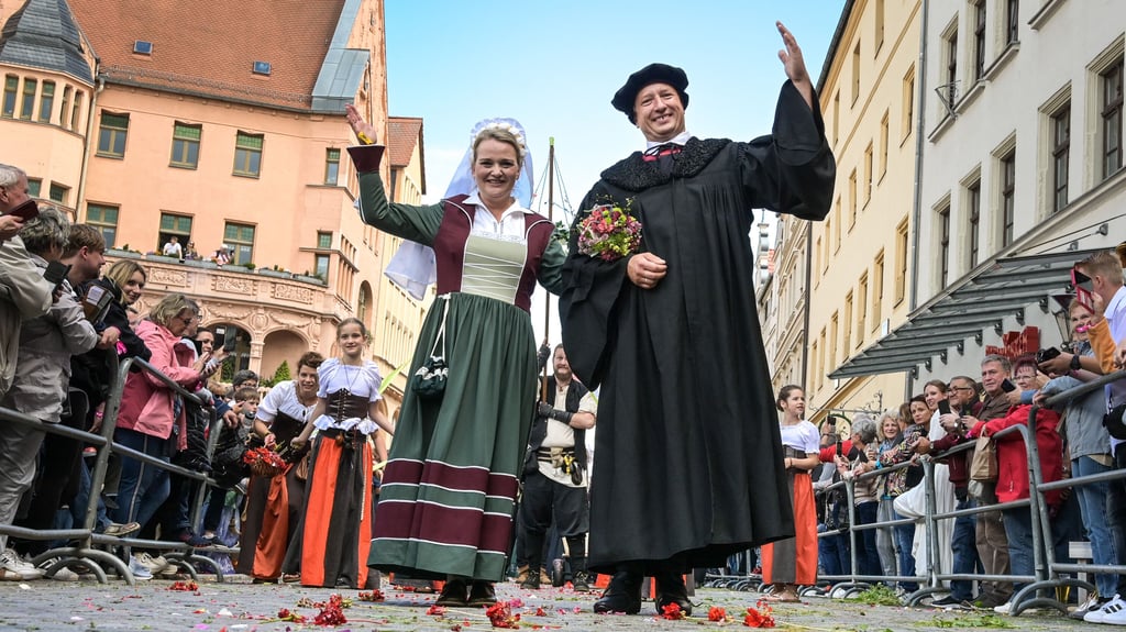 Der Festumzug gehört zum alljährlichen Programm von "Luthers Hochzeit" in Wittenberg.