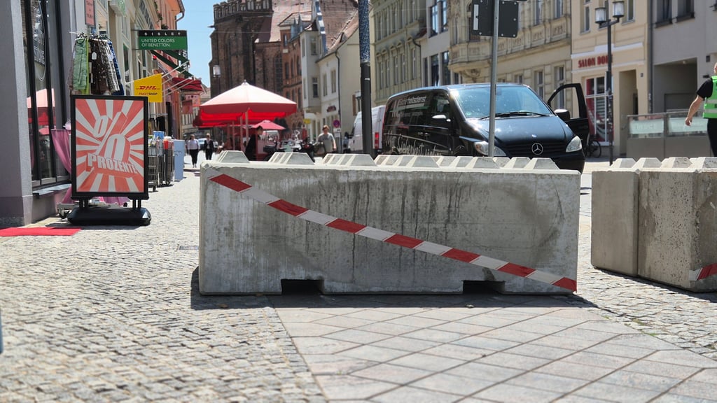 Betonbarrieren wurden in Stendal am Rande des Festgebietes des Rolandfestes 2025 platziert.
