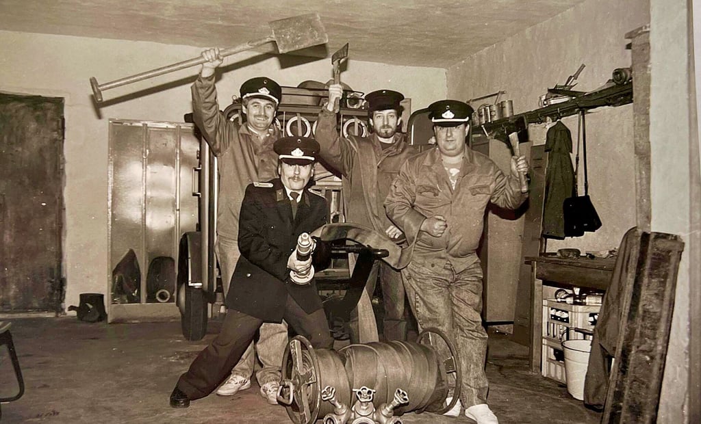 In den 80er Jahren sah die Ausstattung der Feuerwehr ganz anders aus. Mit einem Anhänger ausgerüstet warteten die Kameraden auf den Gemeindearbeiter, um gemeinsam zum Einsatz zu fahren. Mit dabei war Peter Lange (2.v.r).