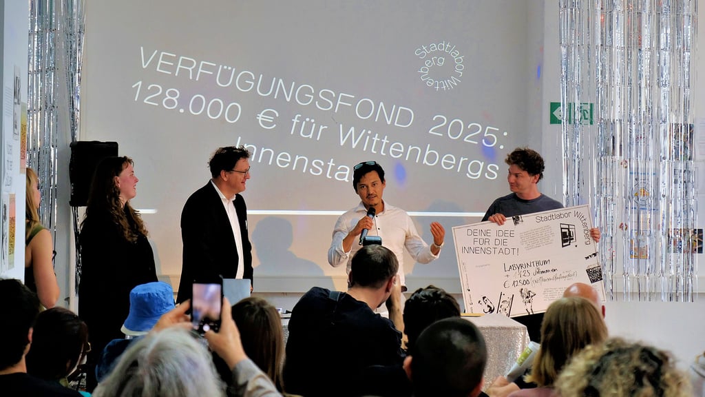 Mit dem Projekt „Labyrinthum“ hat Luis Daniel Pozo Torres (2. v. r.) den fünften Platz belegt.