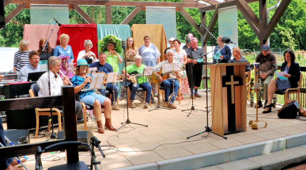 Beim Sommerfest des Diest-Hofes im vergangenen Jahr (Foto) wird das Sommerfestlied gemeinsam mit den vielen Gästen gesungen.