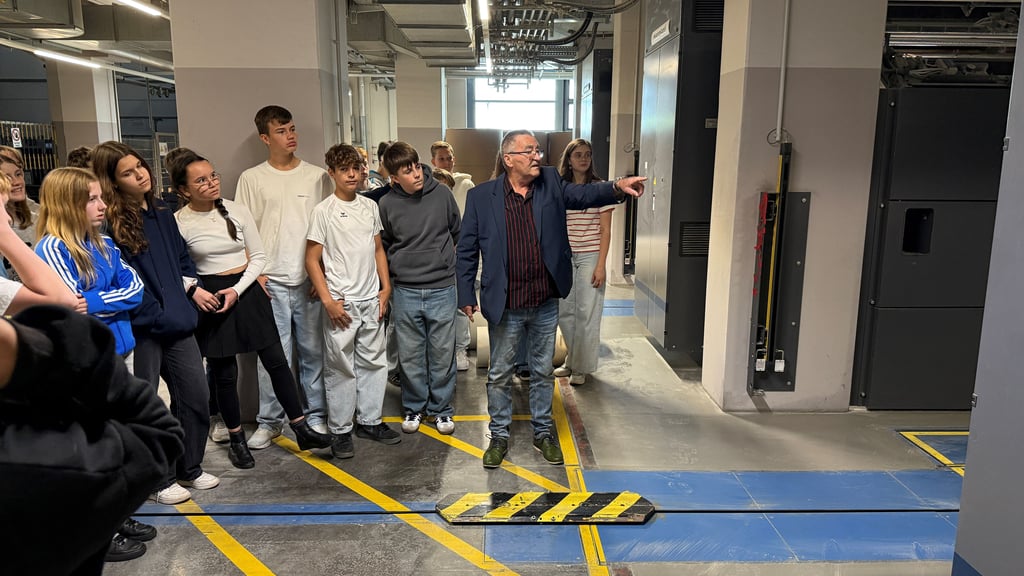 Gerd Frischbier (rechts) führte die Klasse 7c des Norbertusgymnasiums durch das Druckzentrum der Volksstimme in Barleben.