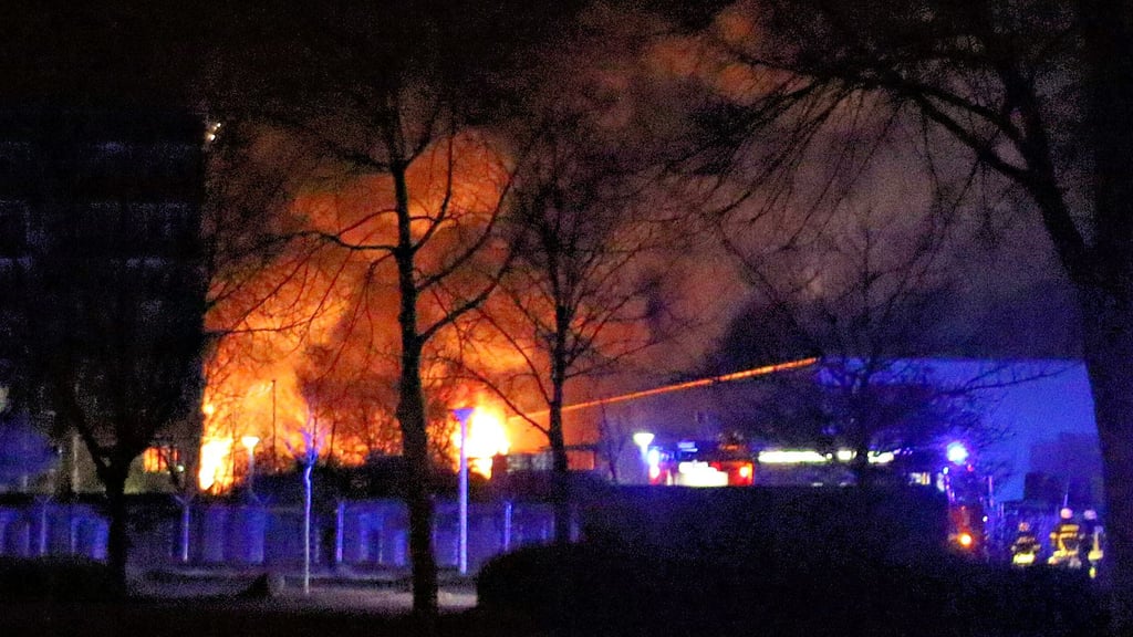 Mehrfach hat es in den vergangenen Monaten an der Heerener Straße – wie hier am 22. März das Außenlager des Toom-Baumarktes – gebrannt.