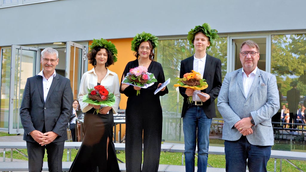 Die Abiturienten Lilli Hagnbuchner (v.l.), Enna Lohmann und Bennet Frohwein wurden für ihre herausragenden Leistungen mit der Hermann-Medaille ausgezeichnet. Die Medaillen wurden von Lutz Schmidt und Axel Hauschild (r.) vom Förderverein des Schönebecker Gymnasiums überreicht.