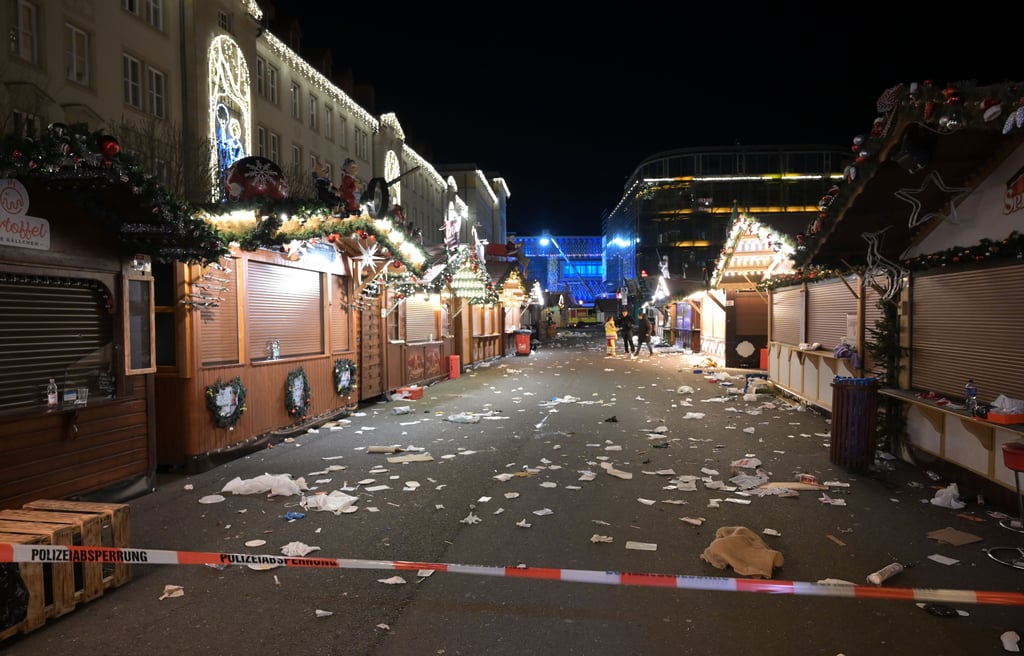 Das Gelände des Weihnachtsmarktes in Magdeburg nach dem furchtbaren Anschlag. Angeblich sollen mehrere Männer den tödlichen Anschlag danach beklatscht haben.