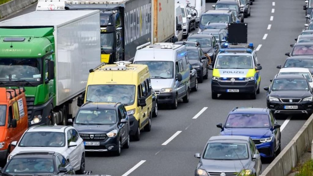 Auf der A2 bei Ziesar hat es zwischen einem Lkw und einem Auto gekracht.