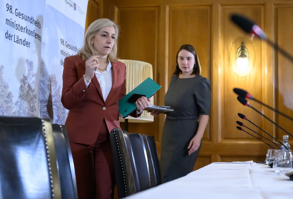 Die Gesundheitsminister der Länder wollen die Ausnahmeregelung im Jugendschutzgesetz kippen, wonach ab 14 Jahren derzeit den Verzehr von Wein und Bier in Begleitung etwa der Eltern in der Öffentlichkeit erlaubt ist.