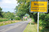 Von Brome aus geht es schnurgerade nach Mellin hinein. Direkt am Ortseingang kann die geplante Schikane allerdings wegen des geschützten Baumbestandes nicht errichtet werden.