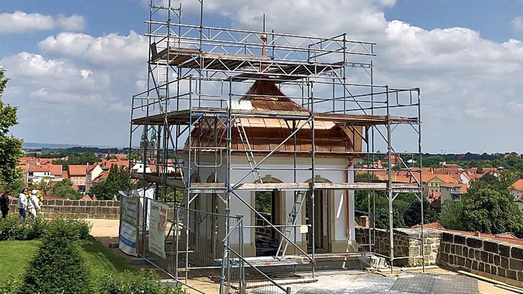 Stand urspünglich am Ende der Sichtachse der barocken Gärten auf dem Stiftsberg: das Gartenhaus, das gerade nach historischem Vorbild neu errichtet wird..