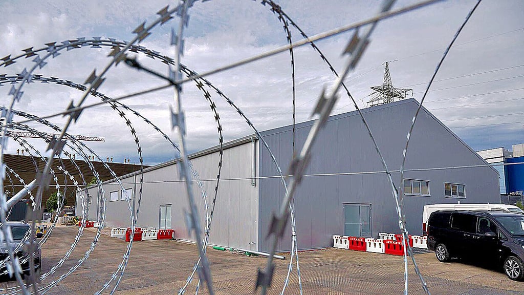 So könnte die für den Prozess gegen Taleb A. zu errichtende Leichtbauhalle – nur viel größer – aussehen. Die Firma, die diese für das Oberlandesgericht in Frankfurt gebaut hat, erhielt nun auch für Magdeburg den Auftrag.