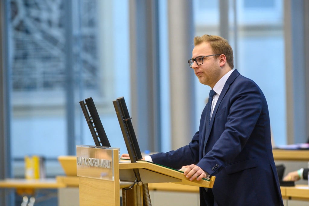 Wer Maßnahmen nicht vernünftig begründe und Kritik nicht aufnehme, dürfe sich nicht wundern, „wenn die Zustimmung zu den Maßnahmen am Ende sinken“, sagte Konstantin Pott (FDP). (Archivbild)