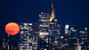 In Frankfurt reihte sich der Erdbeermond in die Skyline ein.