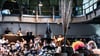 Viele Künstlerinnen und Künstler der diesjährigen Berlin Biennale kamen zur Programmvorstellung.