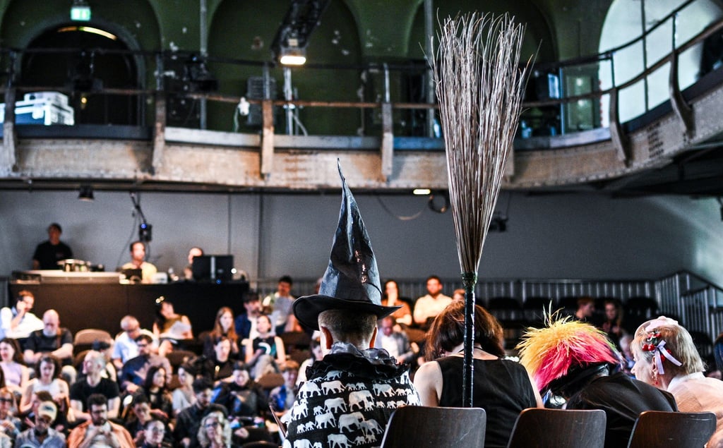 Viele Künstlerinnen und Künstler der diesjährigen Berlin Biennale kamen zur Programmvorstellung.