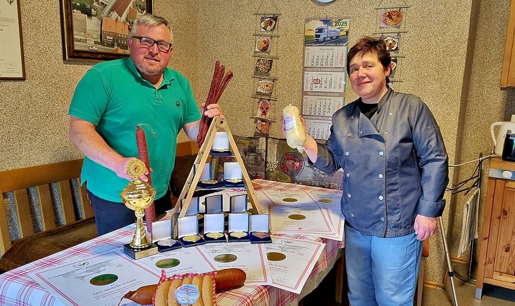 Preisgekrönt: Ronny Bratke und seine Schwester und Mitarbeiterin Anja mit den Medaillen von der IFFA in Frankfurt.