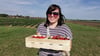 Das hat sich gelohnt: Juliane Rospleszsz trägt einen vollen Korb Erdbeeren nach Hause. 