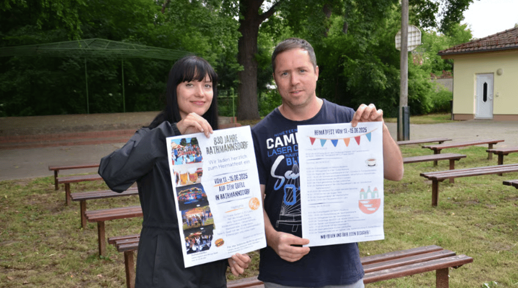 Anica Hess hat sich ganz stark für das Heimatfest in Rathmannsdorf engagiert, unter anderem das neue Plakat entworfen, das sie und ihr Marcel Poser hier auf dem frisch gemähten Festplatz vor der Bühne präsentieren. Worauf sie sich am meisten freuen? „Auf die Party!“