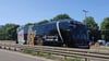 Das Wetter sorgt für beste Laune: Mit blauem Himmel und sommerlichen Temperaturen geht es für die SCM-Profis im Bus nach Köln.