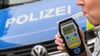 Auch einen Atemalkoholtest verweigerte der Mann nach seiner Festnahme. Sein Führerschein wurde beschlagnahmt.