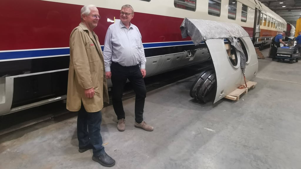 Mit vielen Sonderschichten über Pfingsten haben die Ehrenamtler des Fördervereins wie Klaus Franze (links) weitere Wagen des SVT saniert. Geschäftsführer Mario Lieb ist zufrieden.