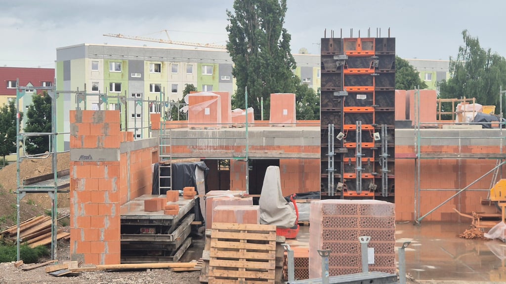 Die neue Rettungswache wird in der Straße des Friedens gebaut; die Ausfahrt befindet sich in Richtung Feldstraße.