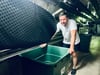 Im Keller der Schwimmhalle Merseburg  haben Jan-Markus Knapp und sein Team Tonnen aufgestellt, mit dem sie das durchsickernde Beckenwasser auffangen.