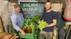 Sebastian Zeitz (links) und Michael Krack stehen im Schuppen vor frischem Gemüse – bereit für die Abholung durch die Mitglieder der Solidarischen Landwirtschaft Vielfeld.