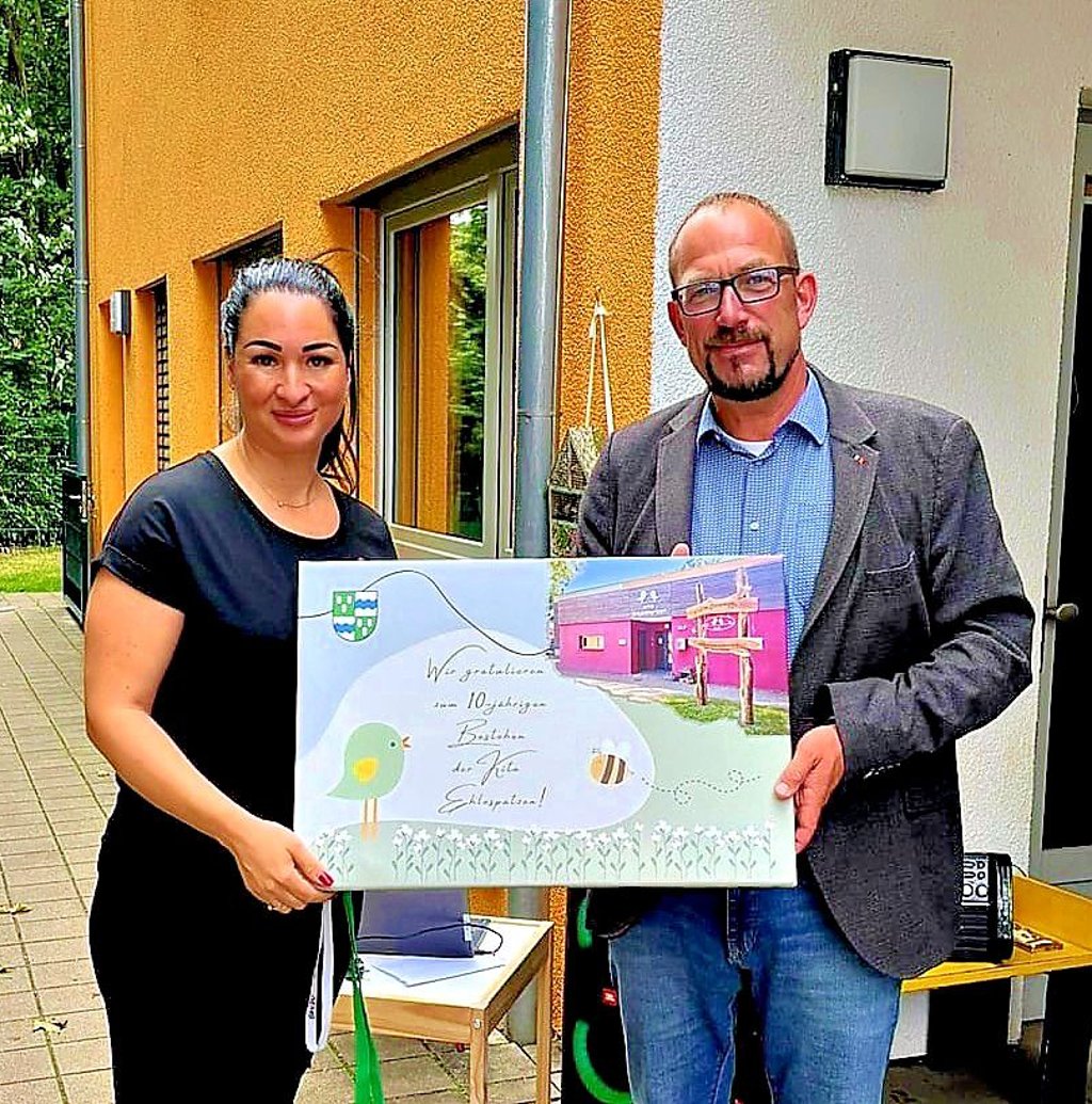 Kay Gericke gratulierte Kita-Leiterin Betty Dömeland zum begangenen Jubiläum.