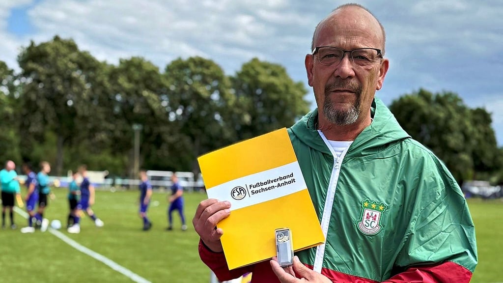 Uwe Gruschetzki wurde mit der Ehrennadel ausgezeichnet.