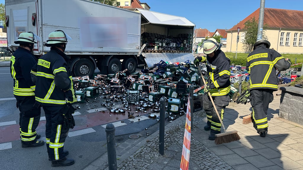 Ein Lkw hat an der Kreuzung Röxer Straße Ecke Goethestraße in Stendal tausende Flaschen Bier verloren.