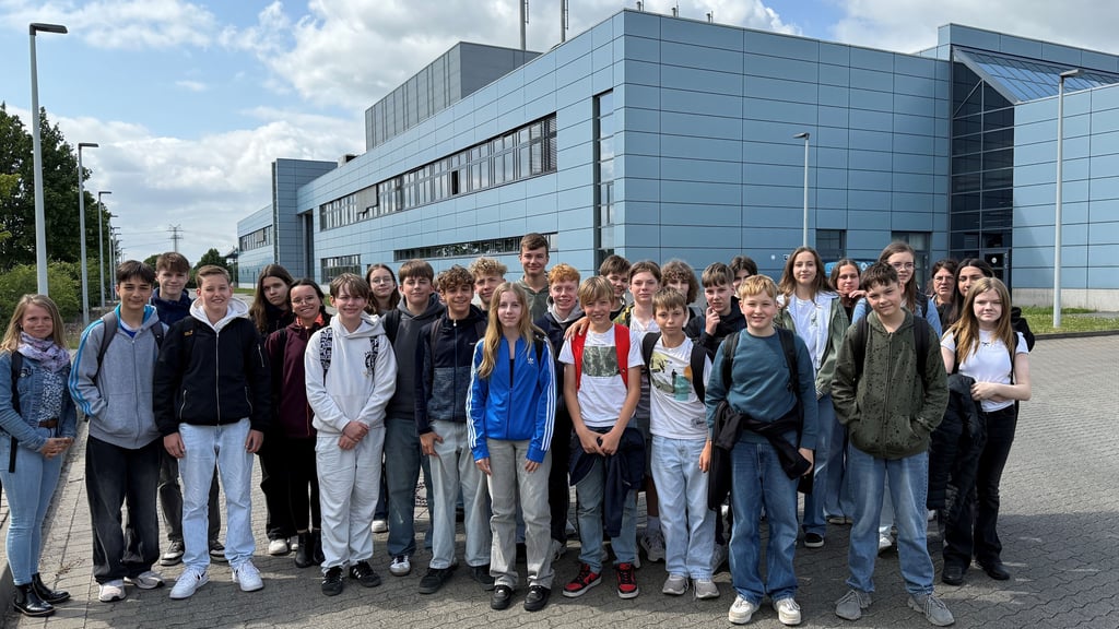 Die 7c des Norbertusgymnasiums Magdeburg besichtigte im Rahmen des Projekts Medienklasse das Druckzentrum in Barleben.