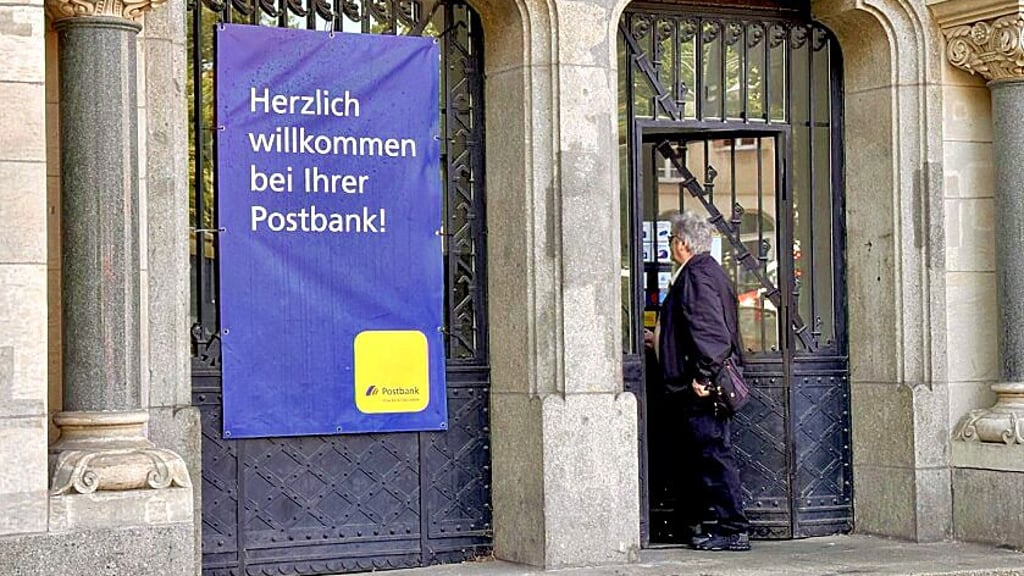 Das Willkommensbanner am Haupteingang am Joliot-Curie-Platz wird demnächst abgenommen.