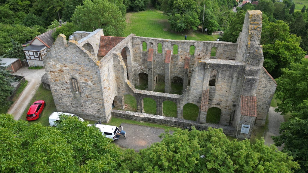Blick auf die Ruine der Stiftskirche St. Marien im Ortsteil Walbeck (Luftaufnahme mit einer Drohne).