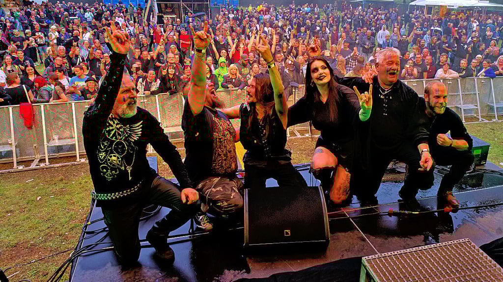 Die Metal-Band „Hel’s Throne“ aus Battin, hier bei einem Konzert in Jüterbog, hat ein neues Album veröffentlicht.