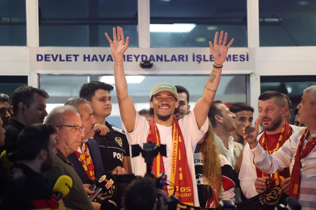 Leroy Sané hatte nach seiner Ankunft in Istanbul gute Laune.