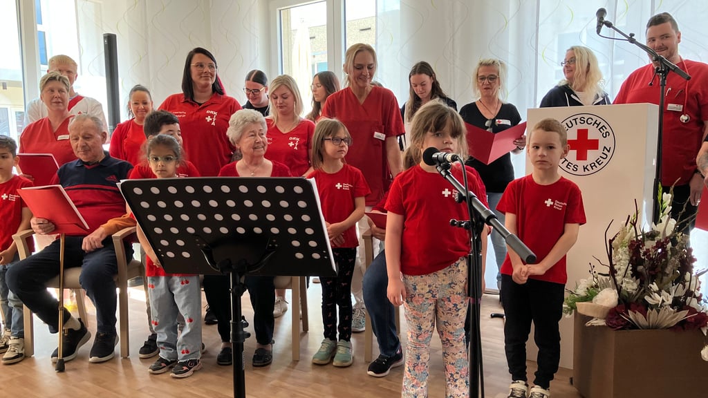 Der Chor singt zur Eröffnung des Altenheims.