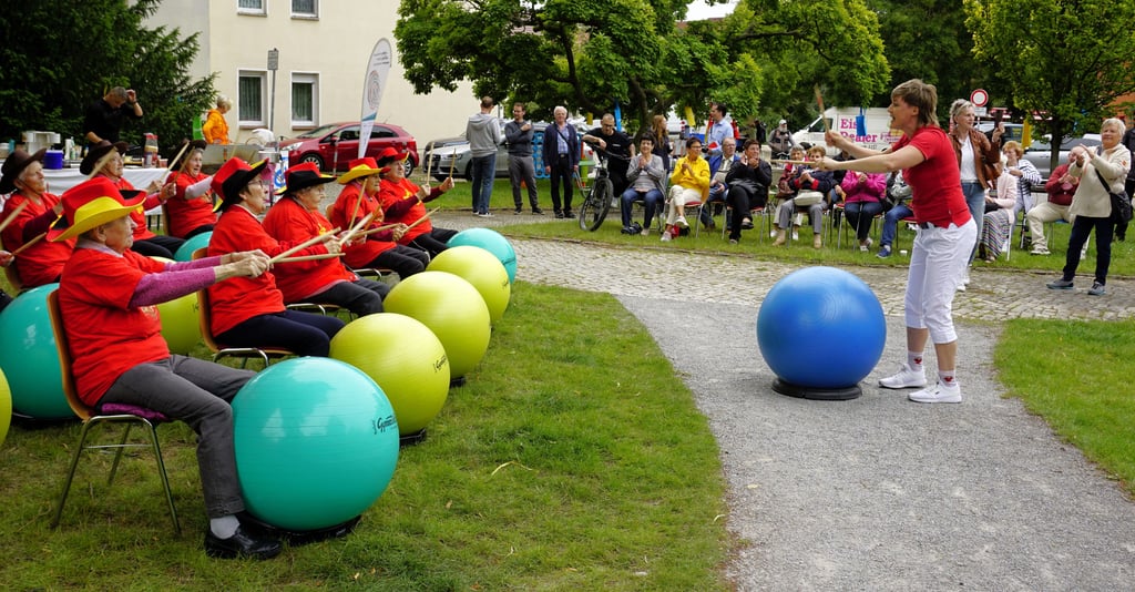 Mit viel Trommelschwung nach Musik präsentieren sich die "Golden Girls" aus Genthin-Wald auf dem Platz vor der Trinitatis-Kirche.