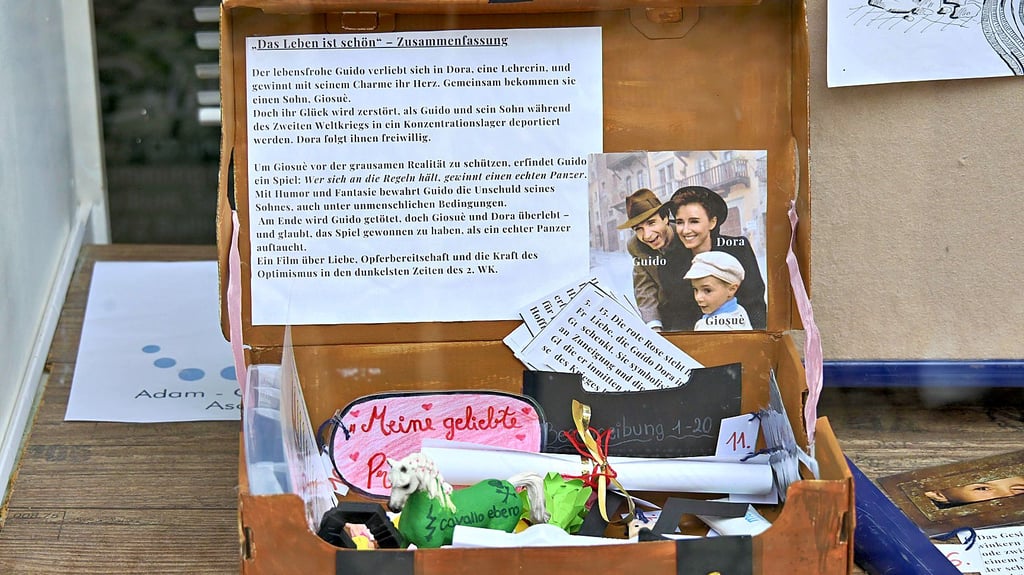Ein Koffer voller Erinnerungen. Schüler der Adam-Olearius-Schule haben sich intensiv und kreativ mit dem Benigni-Film „Das Leben ist schön“ auseinandergesetzt.