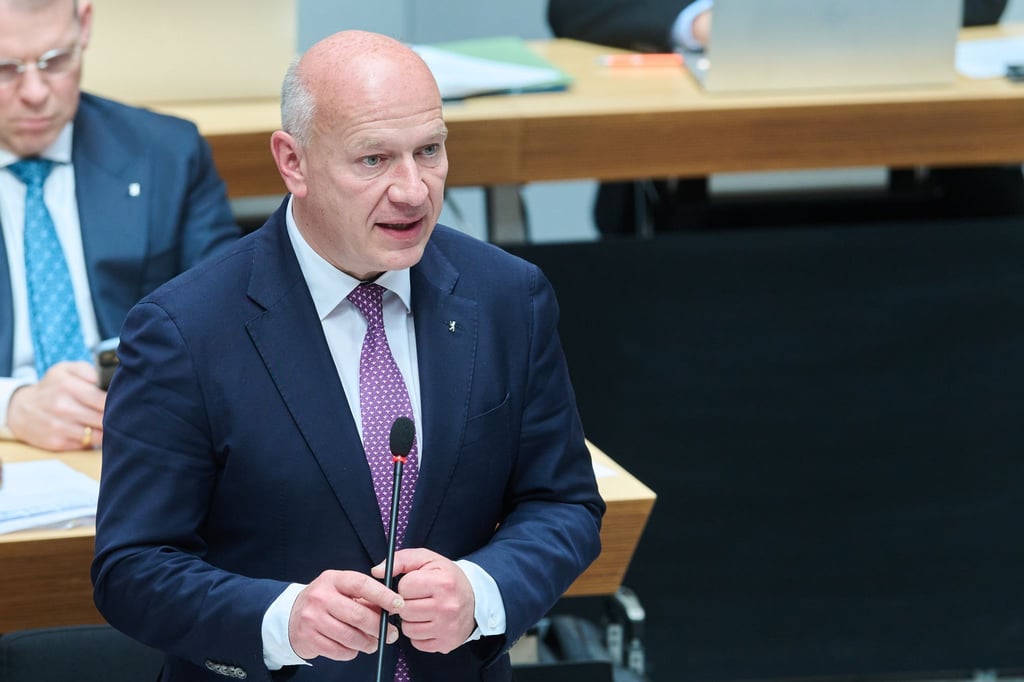 Berlins Regierender Bürgermeister Kai Wegner (CDU) sieht die Finanzierung des Deutschlandtickets kritisch.