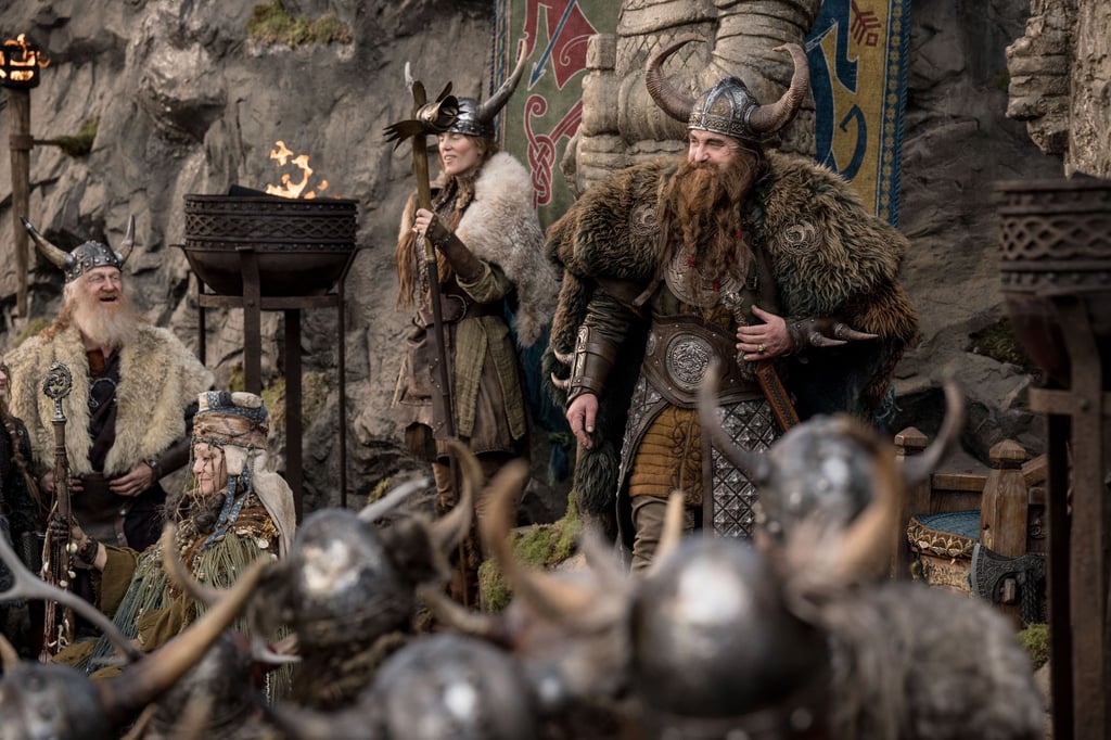 Gerard Butler (r, hinten) als Wikingerhäuptling Stoick in einer Szene des Films „Drachenzähmen leicht gemacht“.