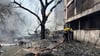 Feuerwehrleute arbeiten an der Absturzstelle.